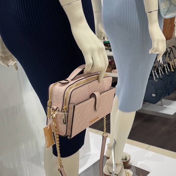 Michael Kors Women Medium Double Zip Phone Crossbody
Light Powder Blush … - Picture 8 of 16